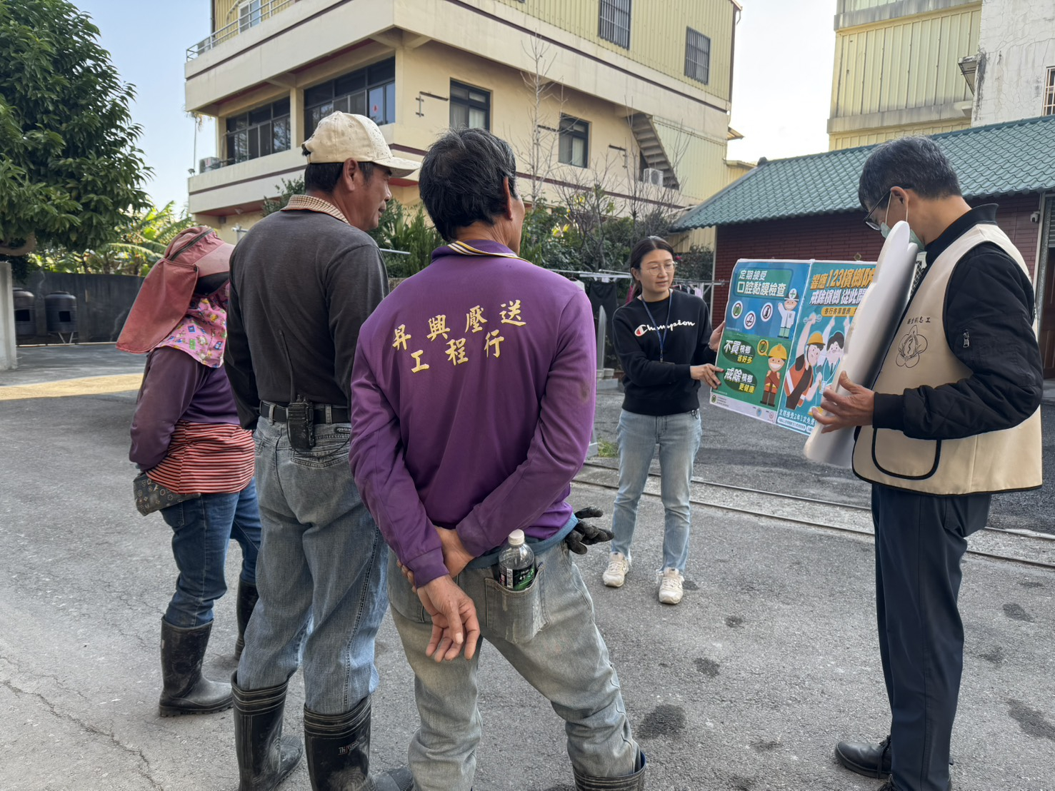**拒絕檳菸酒，本所至工地及檳榔攤進行拒絕菸檳及定期接受口腔黏膜篩檢!照片1