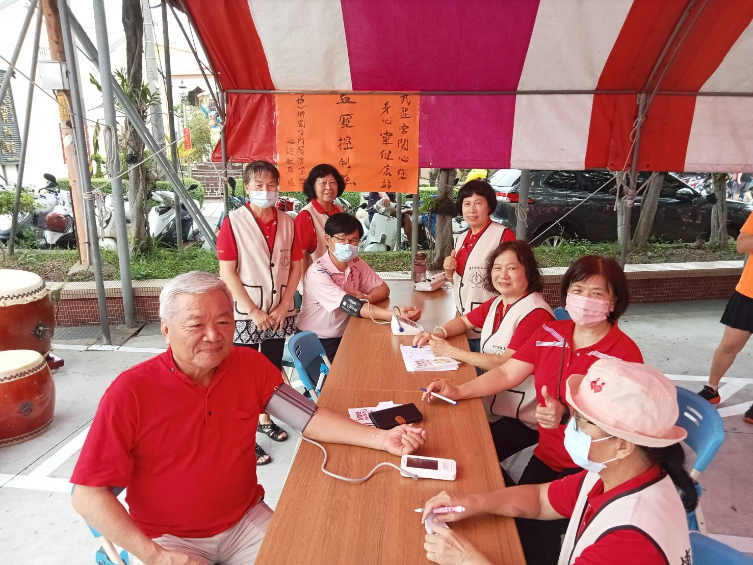 武聖宮6月祈福月本所志工們至武聖宮辦理血壓測量站，讓來參加活動的民眾們免費量測血壓照片1