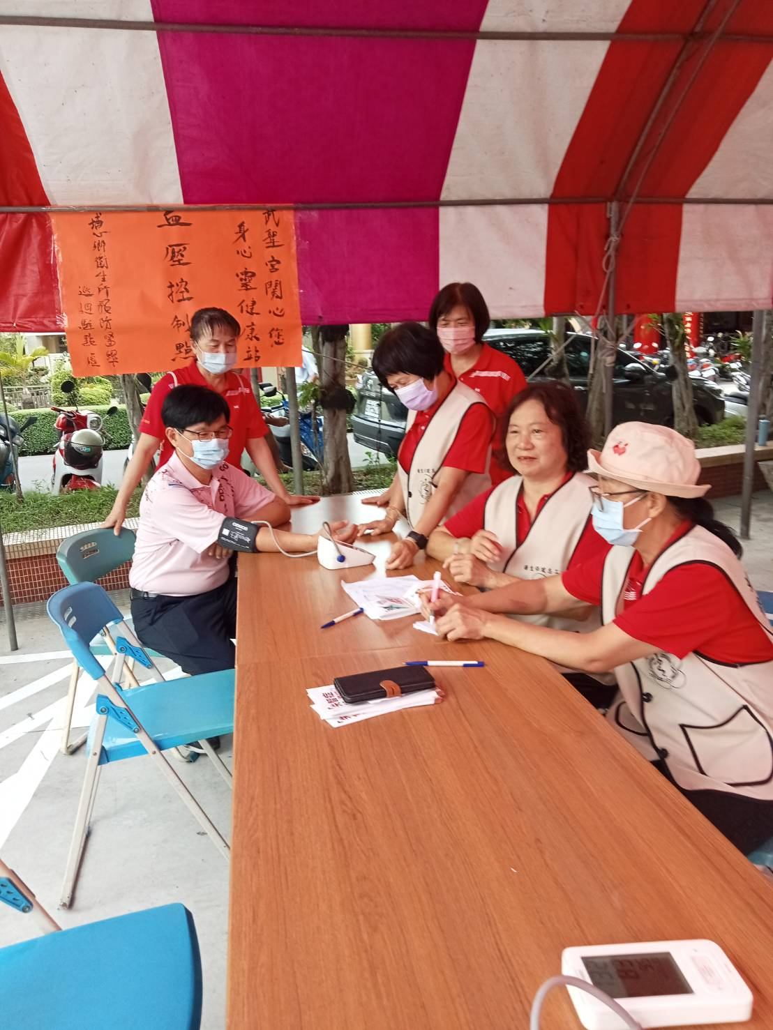 武聖宮6月祈福月本所志工們至武聖宮辦理血壓測量站，讓來參加活動的民眾們免費量測血壓照片2