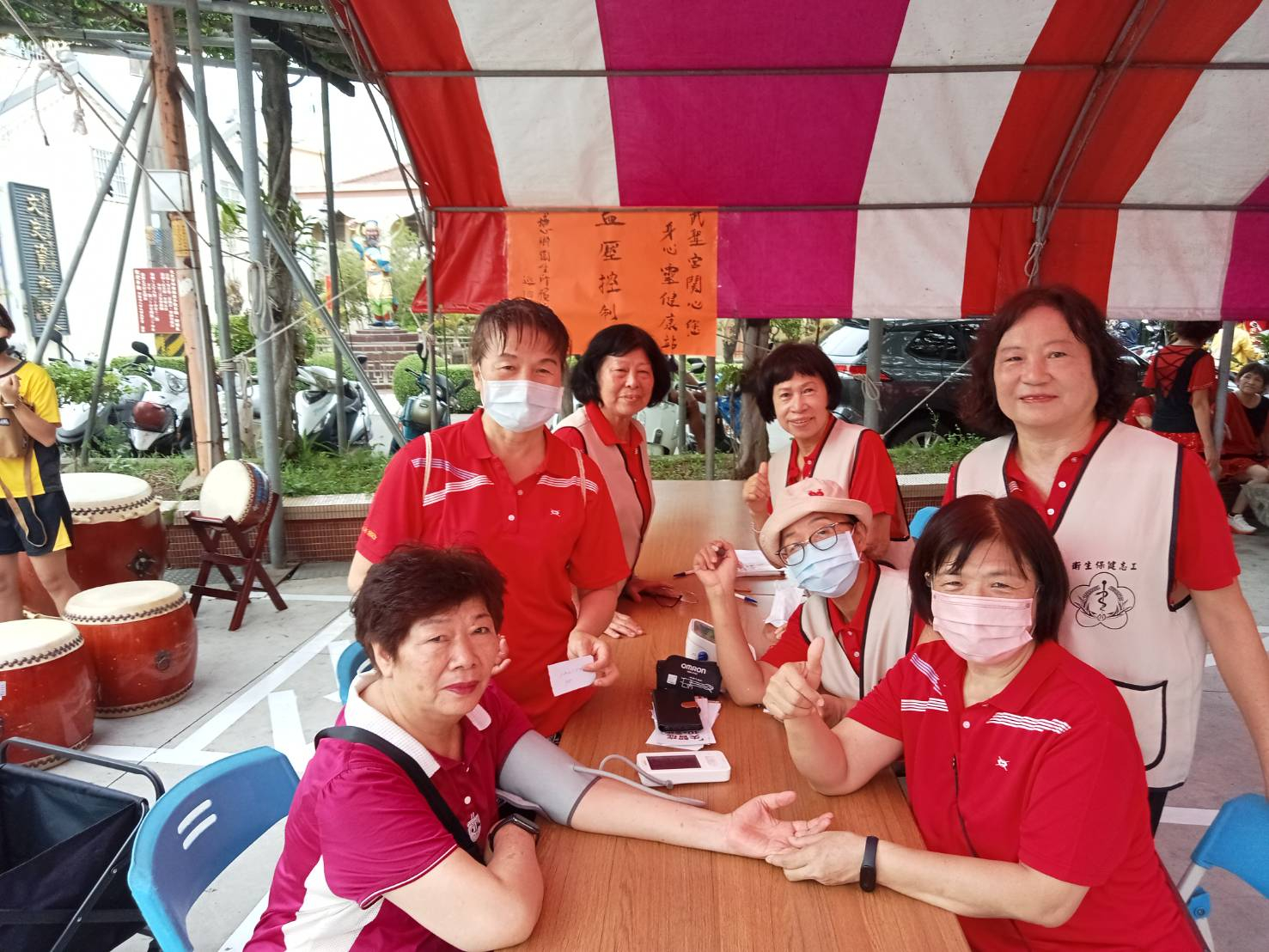 武聖宮6月祈福月本所志工們至武聖宮辦理血壓測量站，讓來參加活動的民眾們免費量測血壓照片3