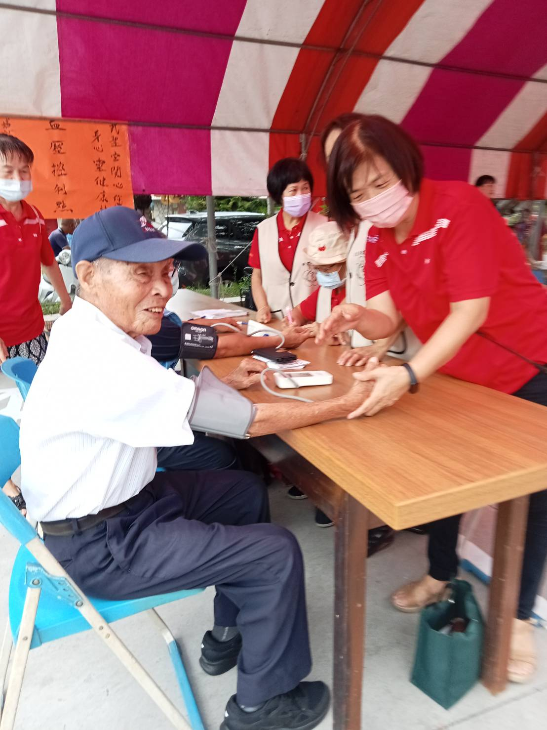 武聖宮6月祈福月本所志工們至武聖宮辦理血壓測量站，讓來參加活動的民眾們免費量測血壓照片4