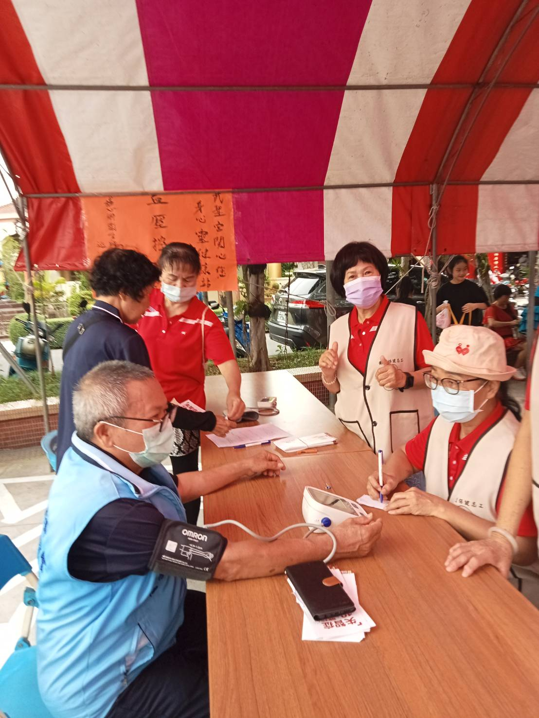 武聖宮6月祈福月本所志工們至武聖宮辦理血壓測量站，讓來參加活動的民眾們免費量測血壓照片5