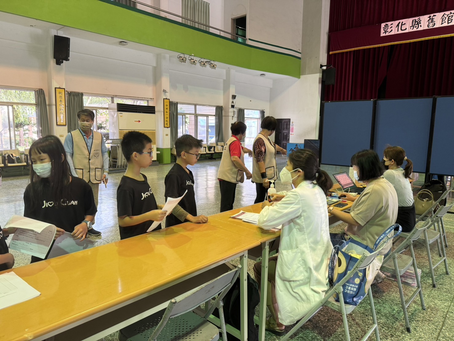 校園新冠施打 今日11/22來到舊館國小，謝謝張天長診所團隊及衛生所志工們大力幫忙!照片5