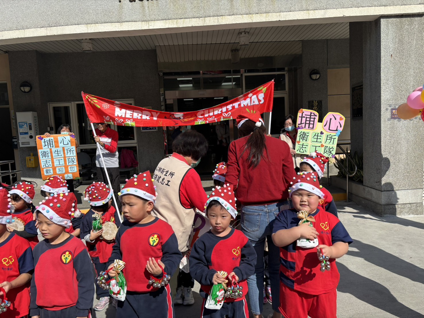 埔心鄉立幼兒園聖誕節快閃活動 小朋友們快樂演出 志工們志工召募宣導 埔心鄉衛生所志工隊 歡迎大有志的伙伴們一起加入 相本