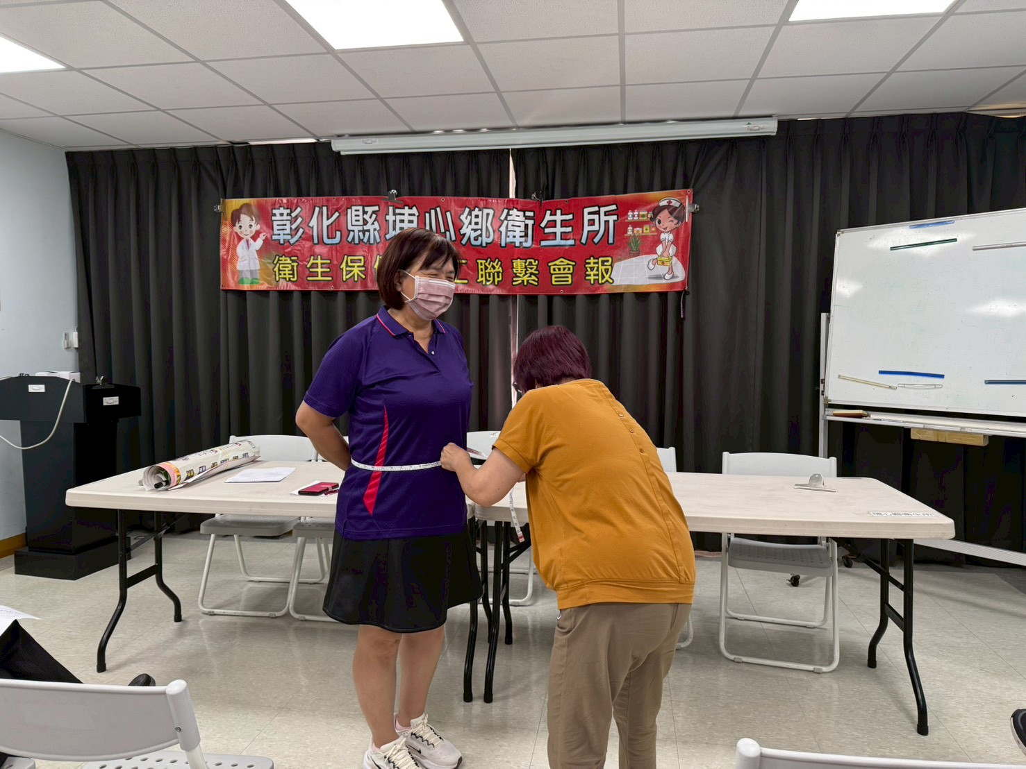 115年04月22日  召開115年第二次衛生所志工會議 會議中讓大家練習門診常為民眾服務的量測腰臀圍，讓大家了解正確量 相本