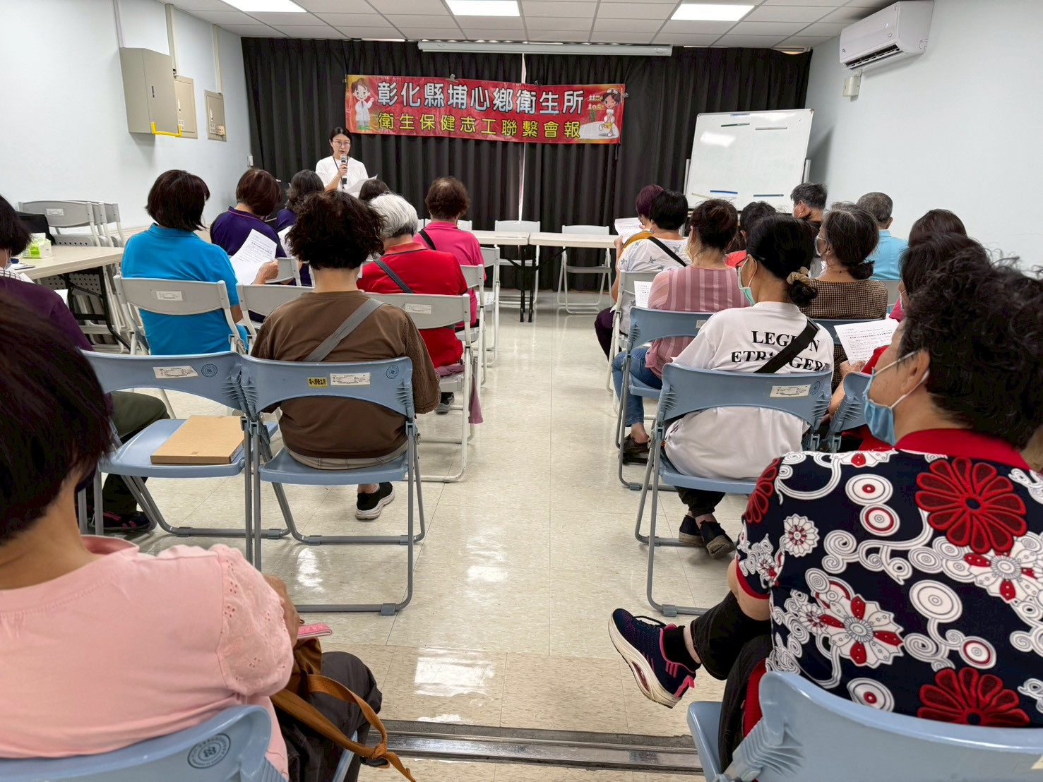 115年04月22日  召開115年第二次衛生所志工會議 會議中讓大家練習門診常為民眾服務的量測腰臀圍，讓大家了解正確量照片2