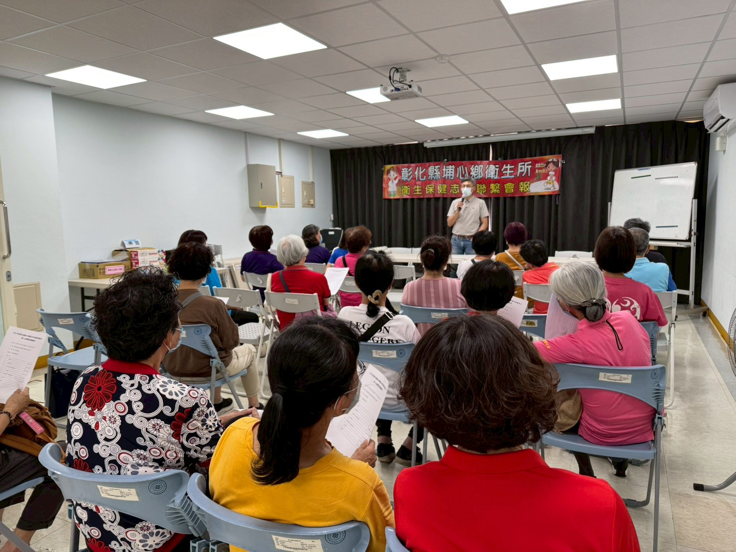 115年04月22日  召開115年第二次衛生所志工會議 會議中讓大家練習門診常為民眾服務的量測腰臀圍，讓大家了解正確量照片4