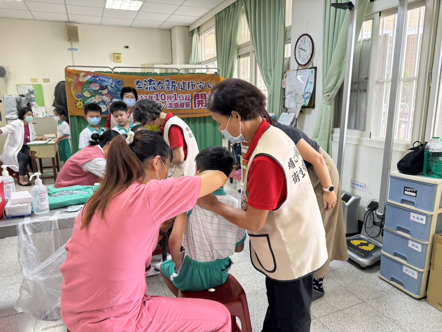 113年校園流感施打go 10月18日來到明聖國小及太平國小,感謝衛生所強而有力的志工們協助！照片3